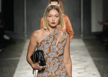 Les tendances lors défilé Versace printemps-été 2025
