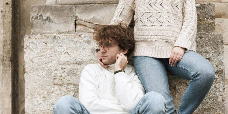 Comment porter le jean et le cardigan en 2025